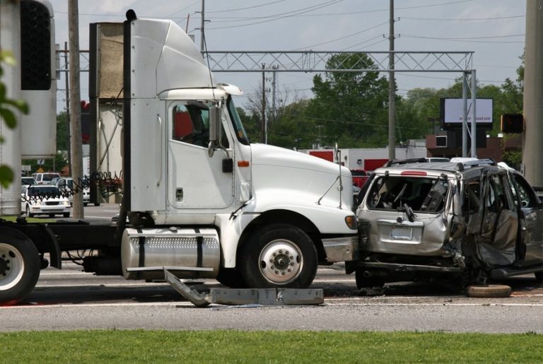 Your guide for choosing between Albuquerque truck accident lawyers 